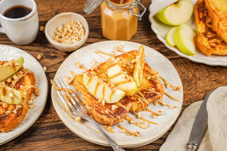 Pain perdu aux pommes, caramel et éclats de cacahuètes Menguy's
