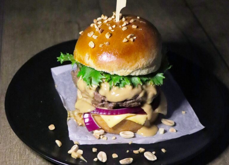 Burger Apéro au fromage fondu, bœuf, salade, oignon rouge et cacahuètes