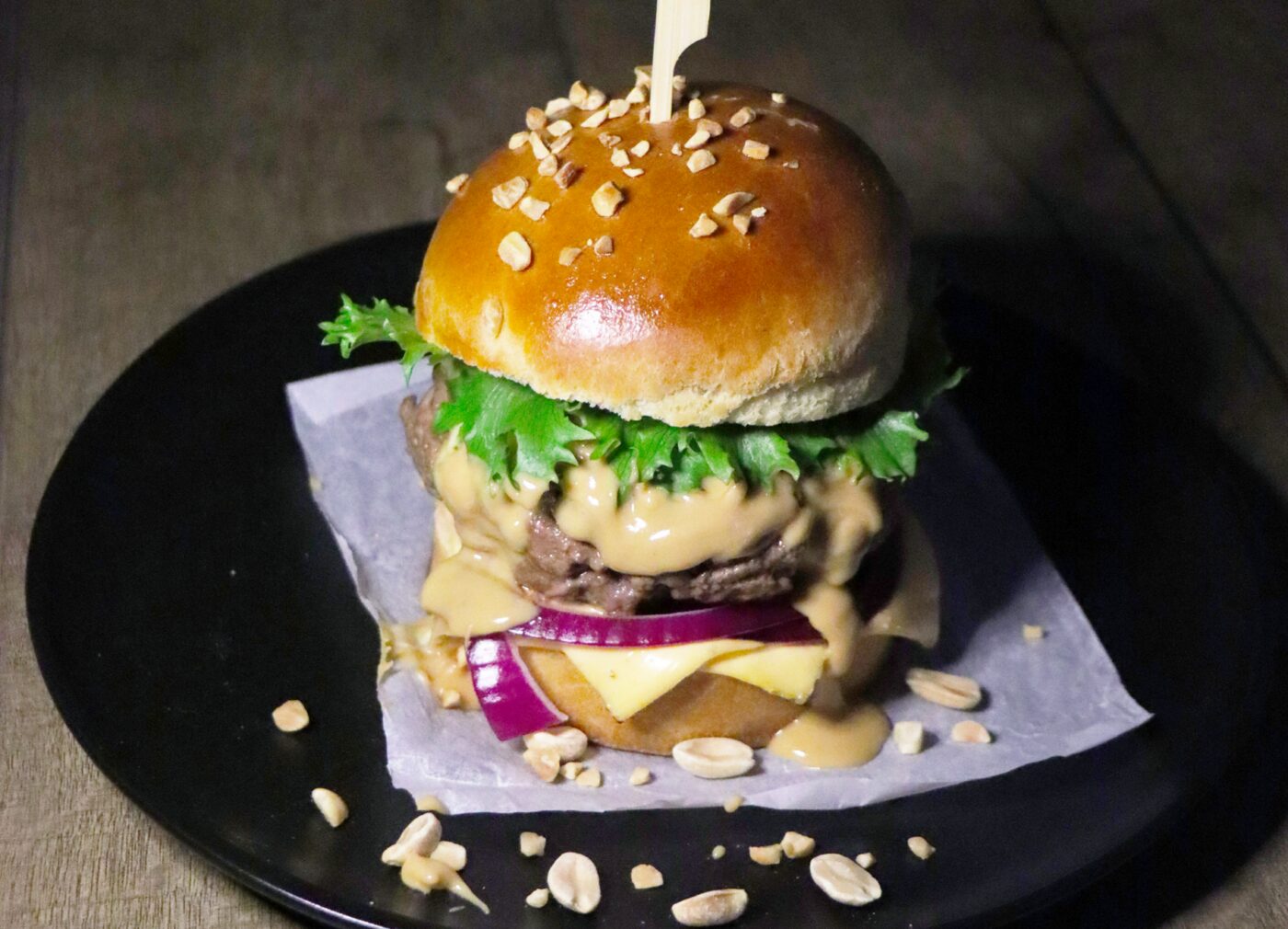 Burger Apéro au fromage fondu, bœuf, salade, oignon rouge et cacahuètes