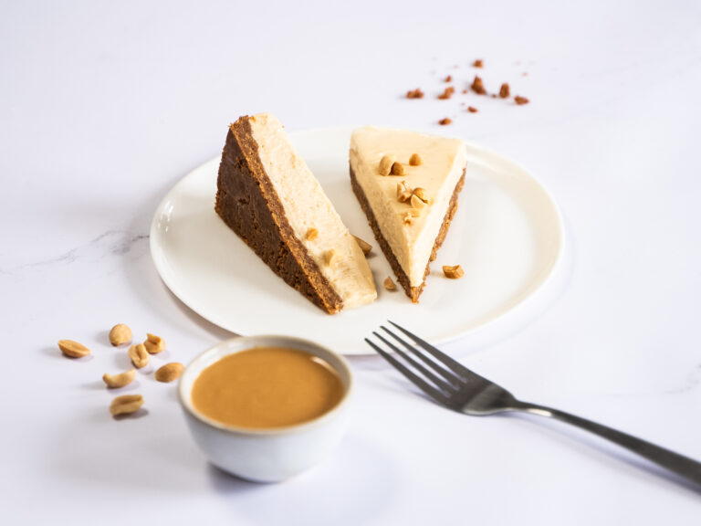 Deux parts de gâteau cacahuète crémeux avec éclats de cacahuètes