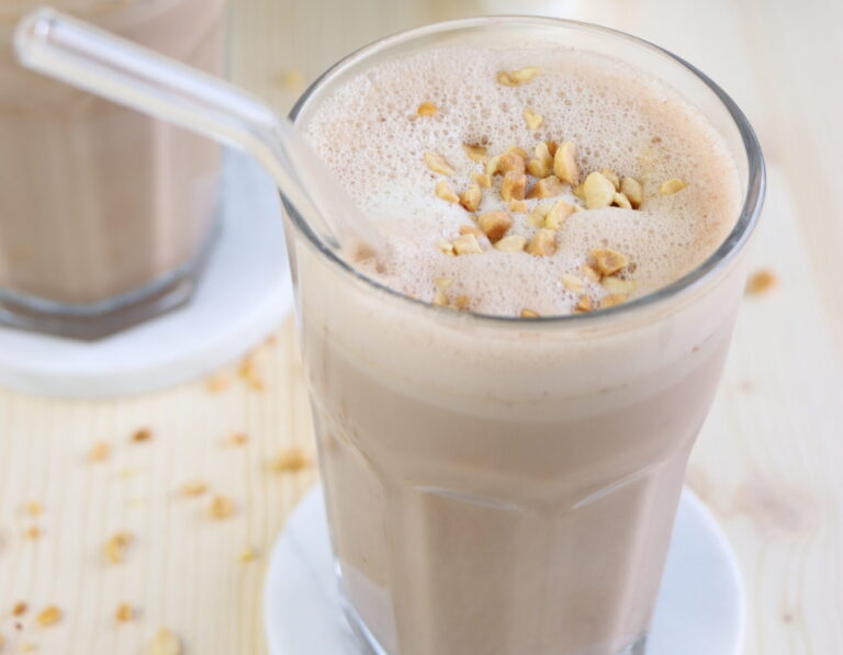 Milkshake mousseux aux cacahuètes concassées dans un verre