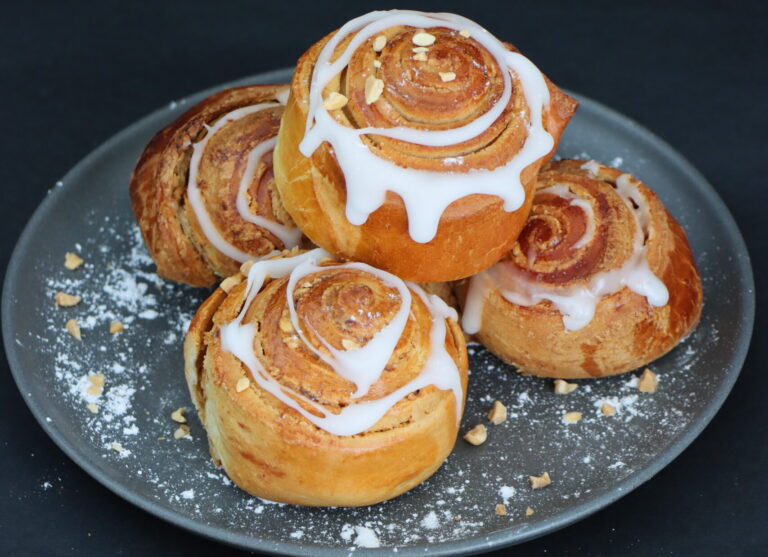 Brioches roulées glacées au sucre, façon cinnamon rolls