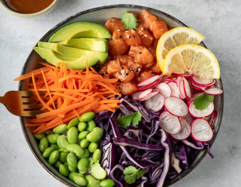 Bol Apéro au saumon, avocat, carottes, radis, chou rouge et edamame