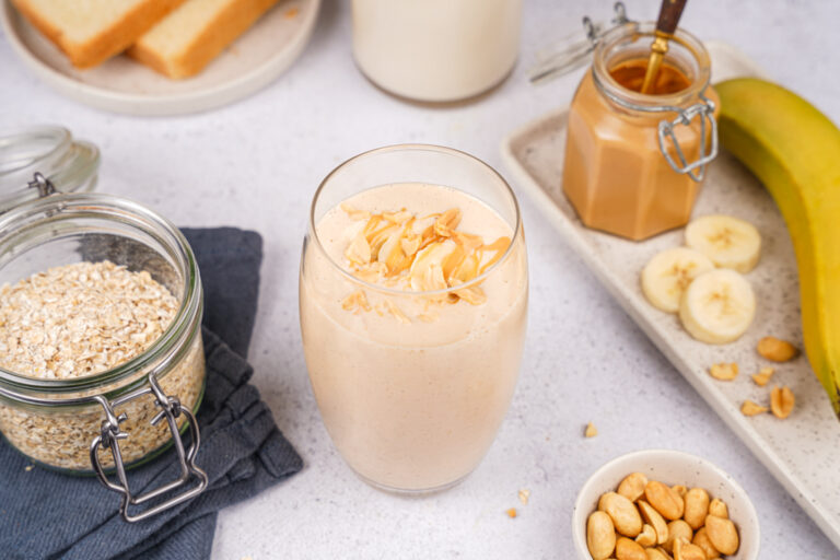 Smoothie banane cacahuète aux flocons d’avoine et éclats de cacahuètes