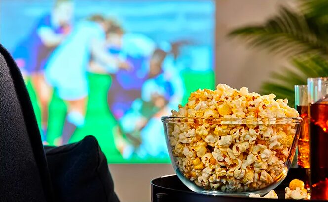 Bol de popcorn pour Apéro devant un écran de télévision