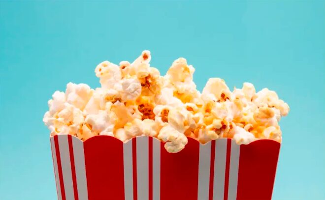 Pop-corn Menguy's pour l'Apéro dans un cornet rayé rouge et blanc