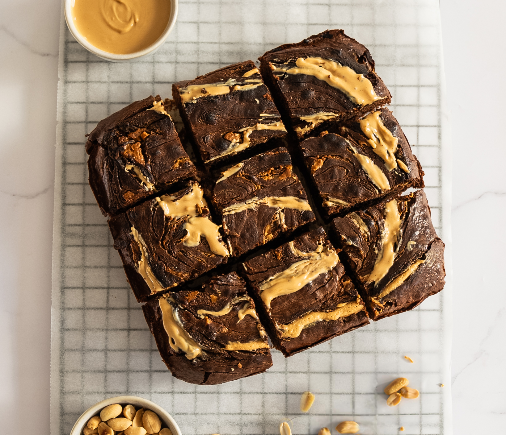 Brownie au chocolat marbré beurre de cacahuète, coupé en carrés