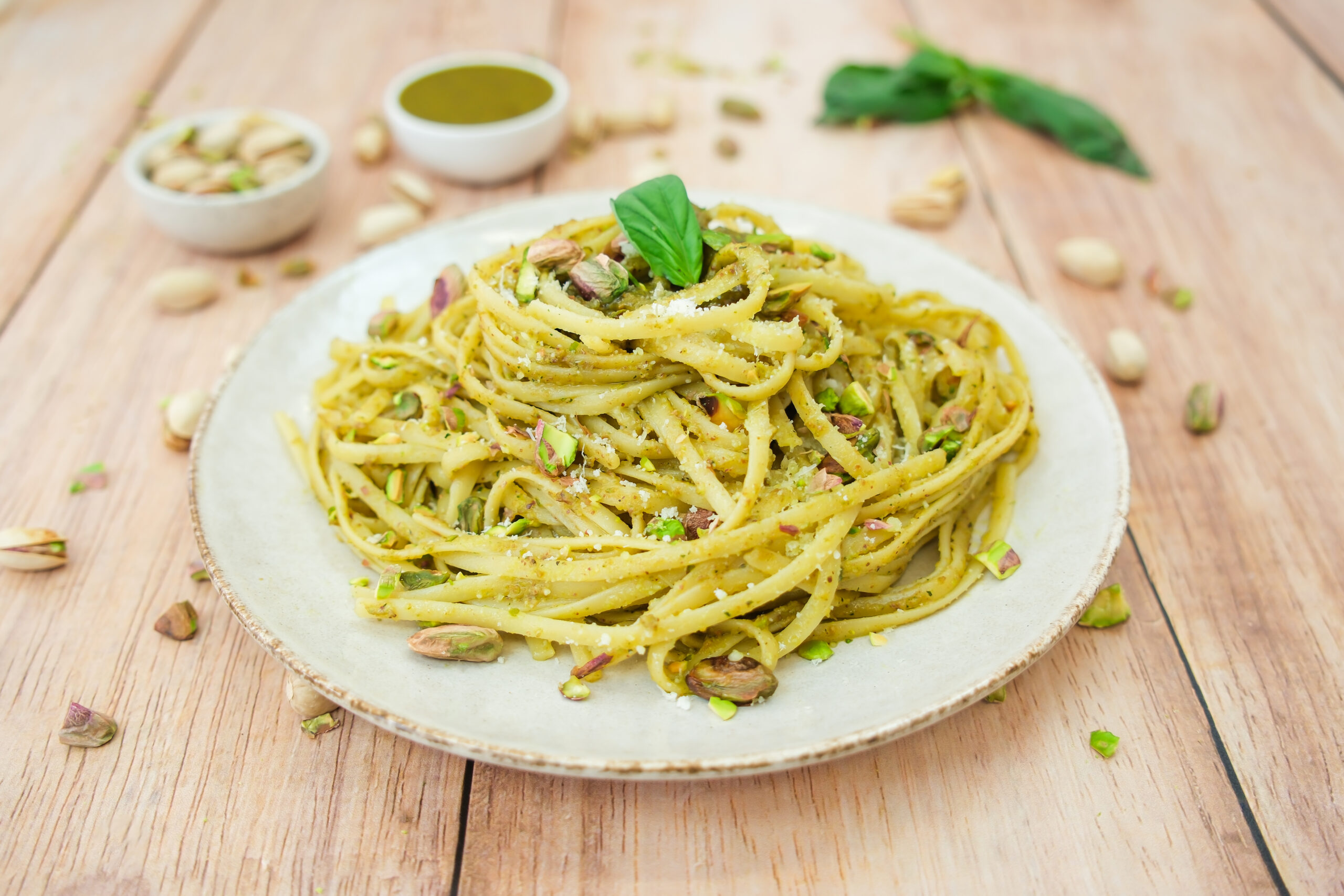 Pâtes au pesto garnies de pistaches concassées et basilic frais
