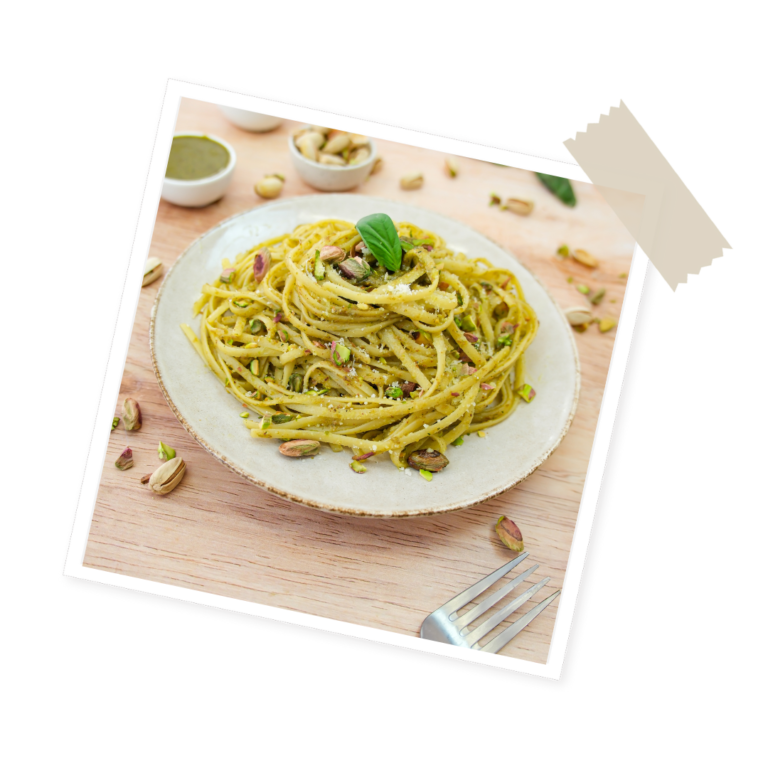 Pâtes au pesto et pistaches Menguy's, parfaites pour un déjeuner gourmand.