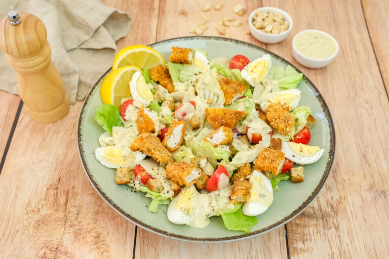 Salade César au poulet pané, œufs, tomates et croûtons Apéro Menguy's