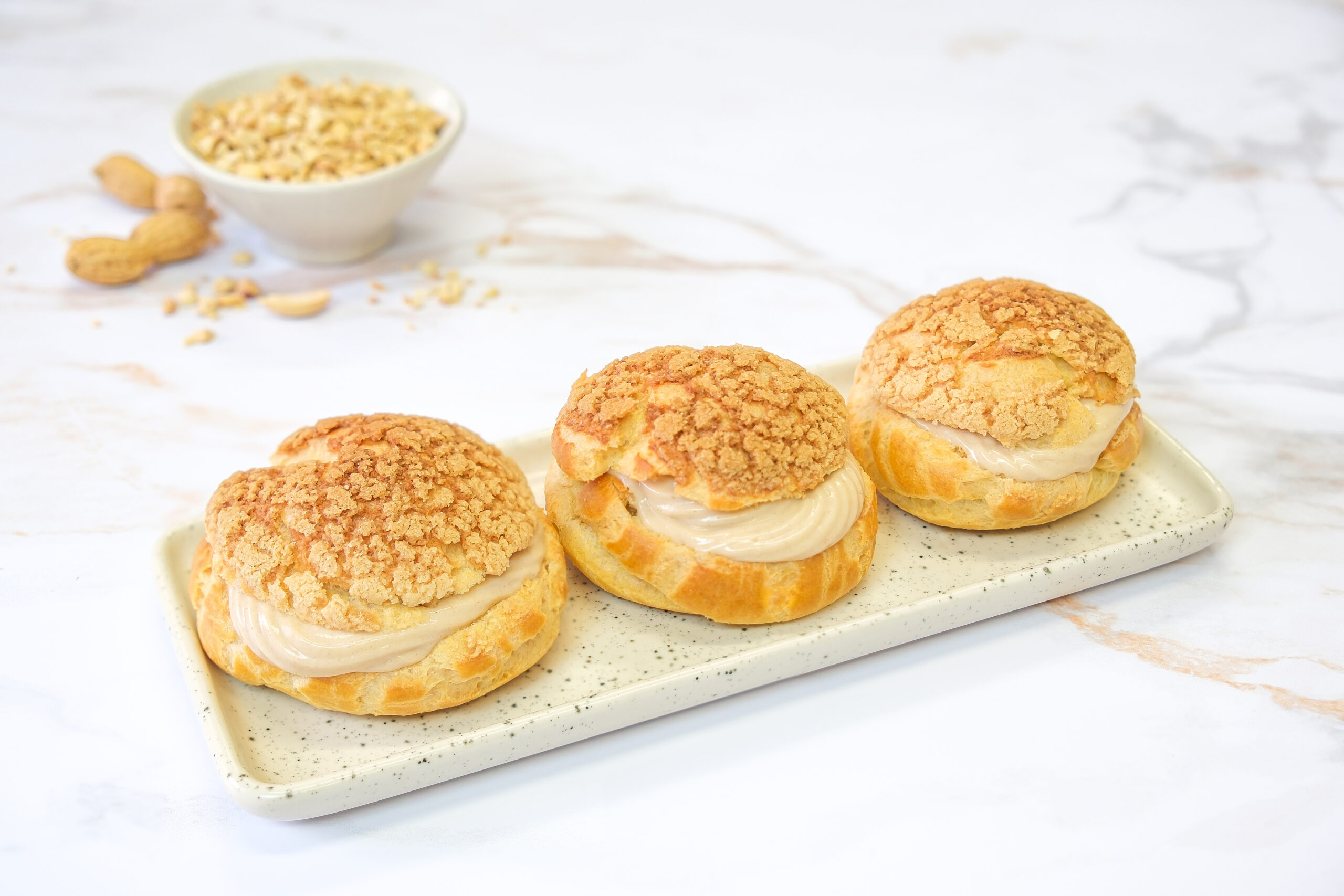 Trois choux garnis de crème à la cacahuète Menguy's pour l'Apéro