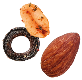 Amande, rondelle d’olive noire et chip de crevette Menguy’s Apéro