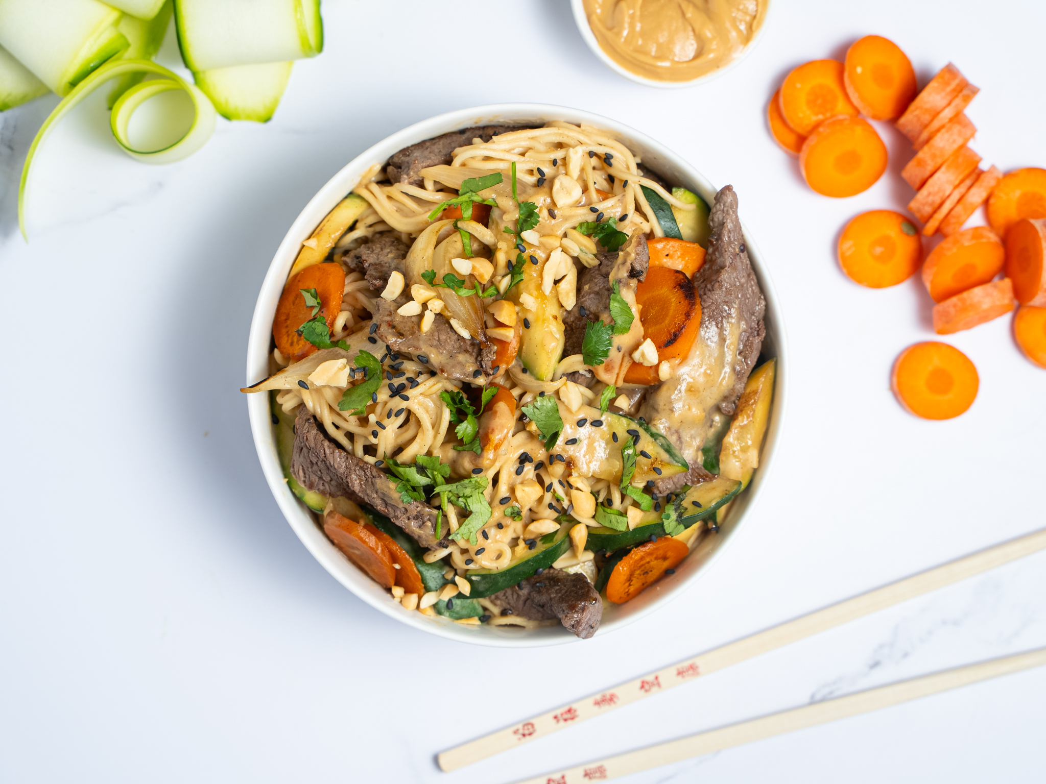 Bol de nouilles au bœuf, légumes croquants et sauce cacahuète Apéro