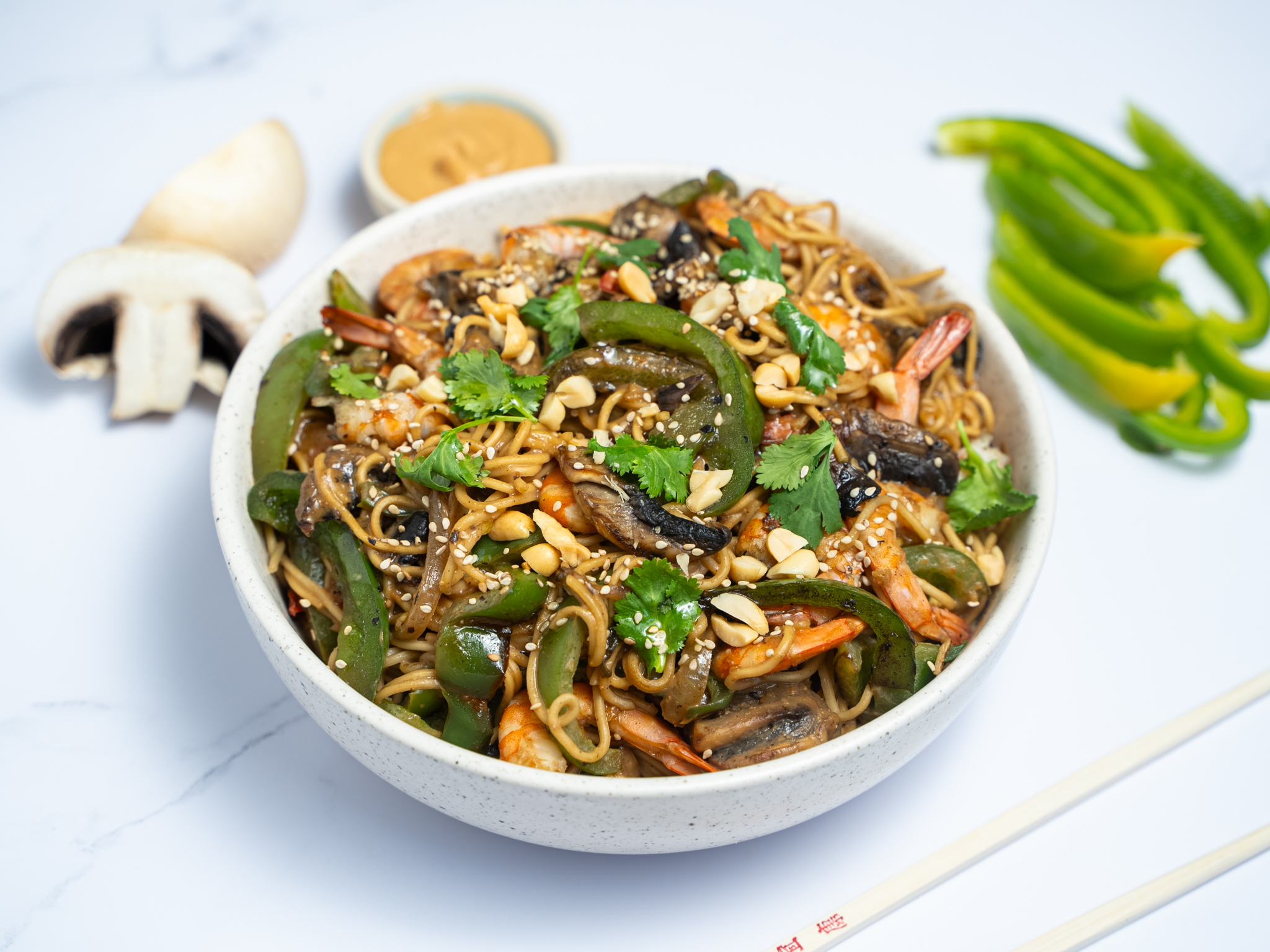 Nouilles sautées aux crevettes, poivrons et champignons, cacahuètes ու sésame