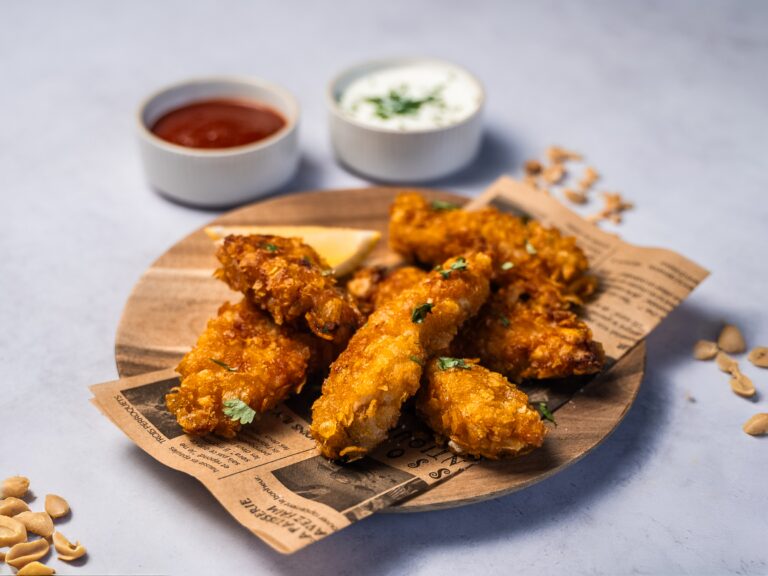 Ailes de poulet croustillantes pour Apéro avec sauces et quartier de citron