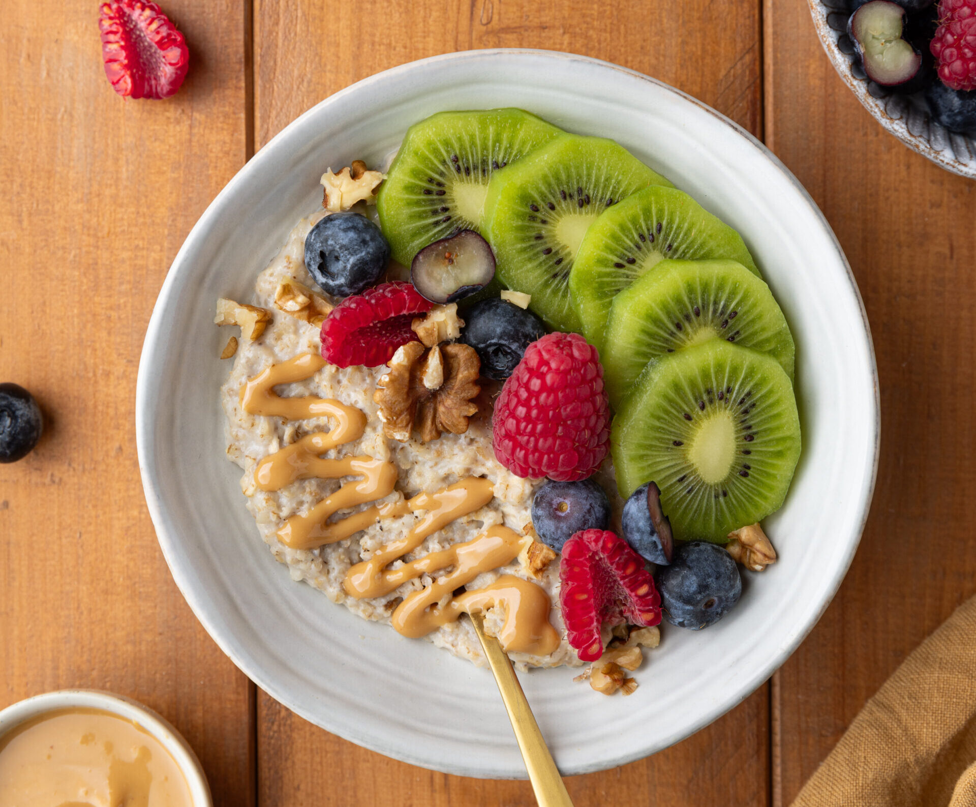 Bol de porridge aux kiwis, framboises, myrtilles et noix Menguy's