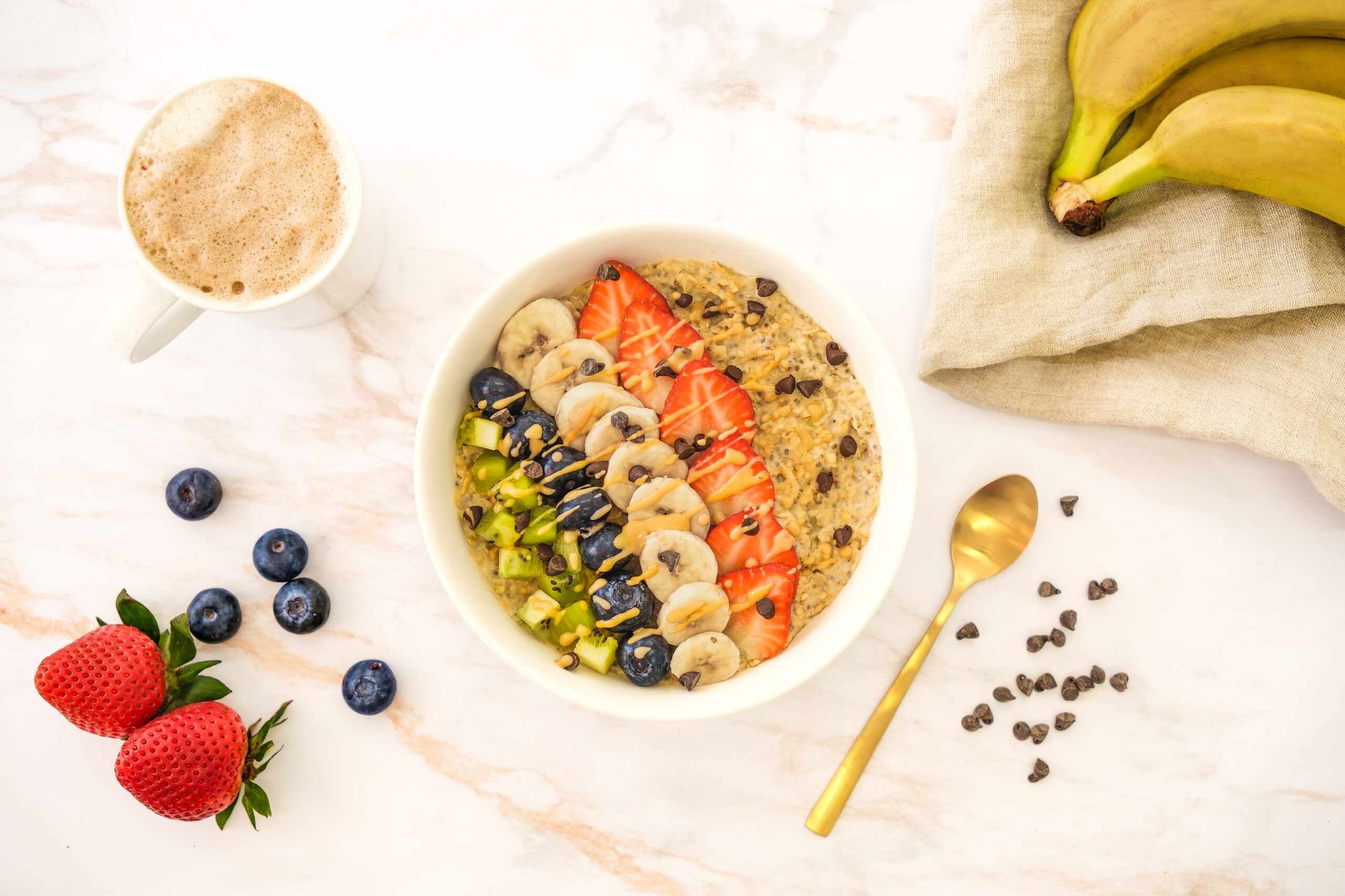 Bol de porridge aux fraises, banane, myrtilles et kiwi