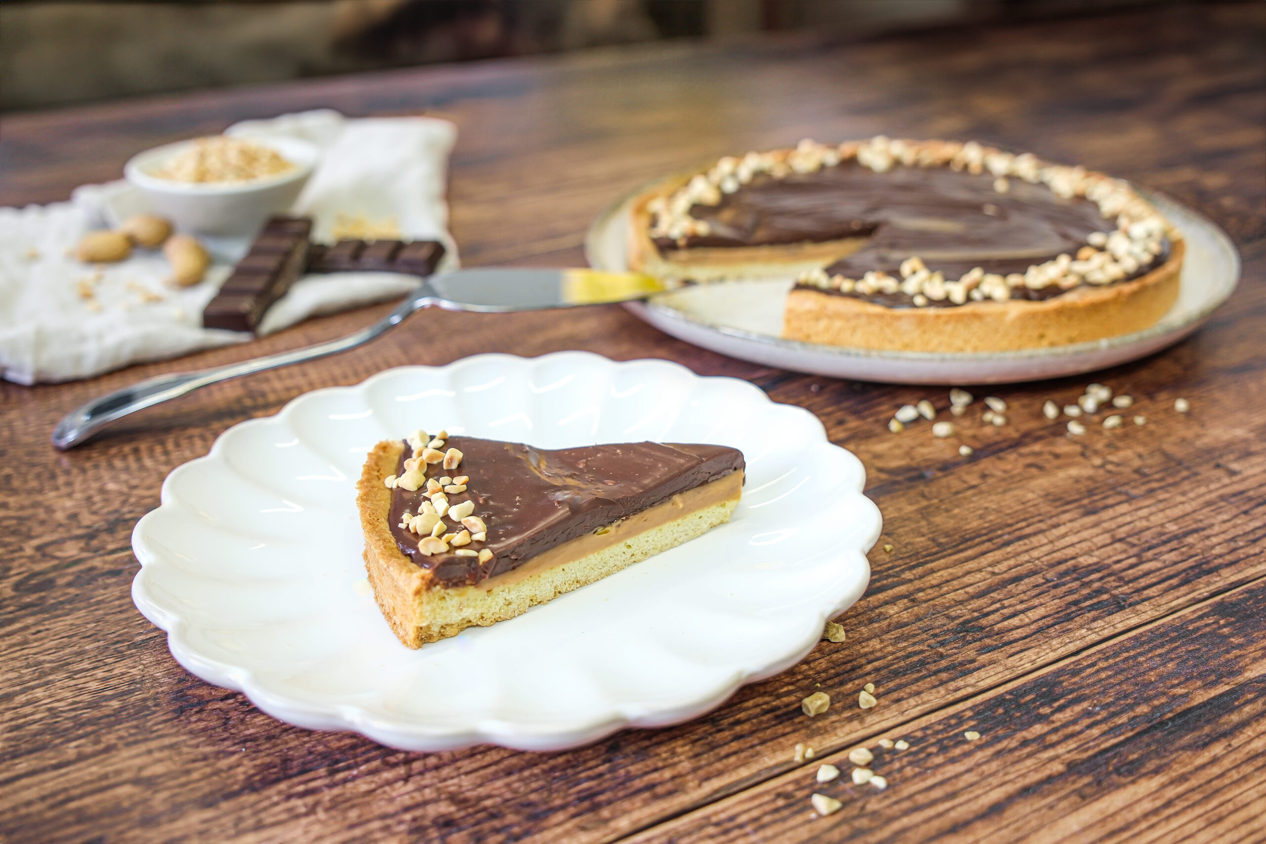 Part de tarte chocolat caramel et éclats de cacahuètes Menguy's Apéro