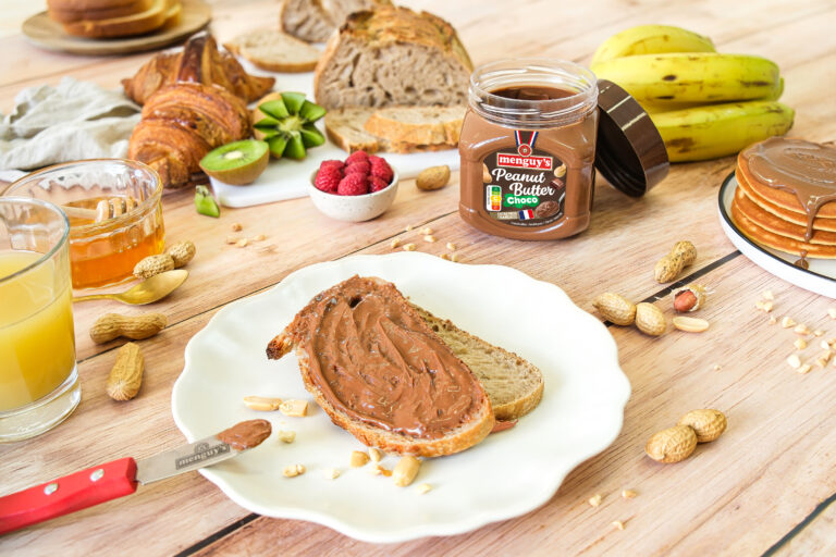 Tartine au beurre de cacahuète chocolat Menguy's et pancakes au petit-déjeuner