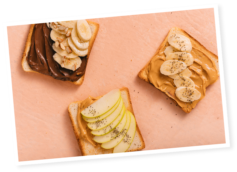 Tartine de beurre de cacahuètes avec des fruits