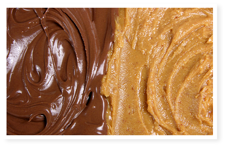 Gros plan montrant deux textures : du beurre de cacahuète et une pâte à tartiner chocolat