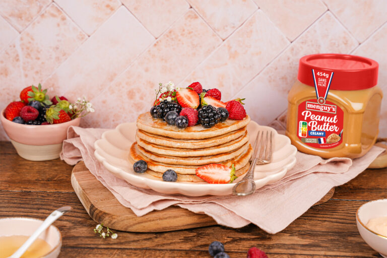 Pancakes aux fruits rouges avec beurre de cacahuète Menguy's