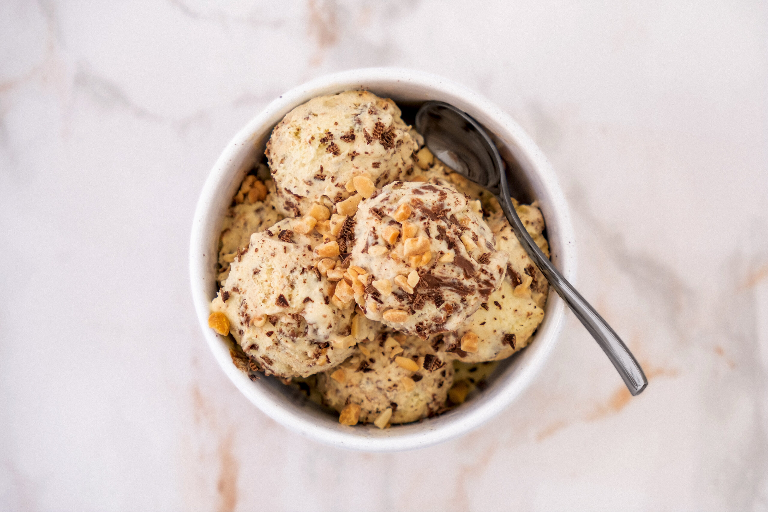 Glace vanille aux éclats de chocolat et cacahuètes Menguy's
