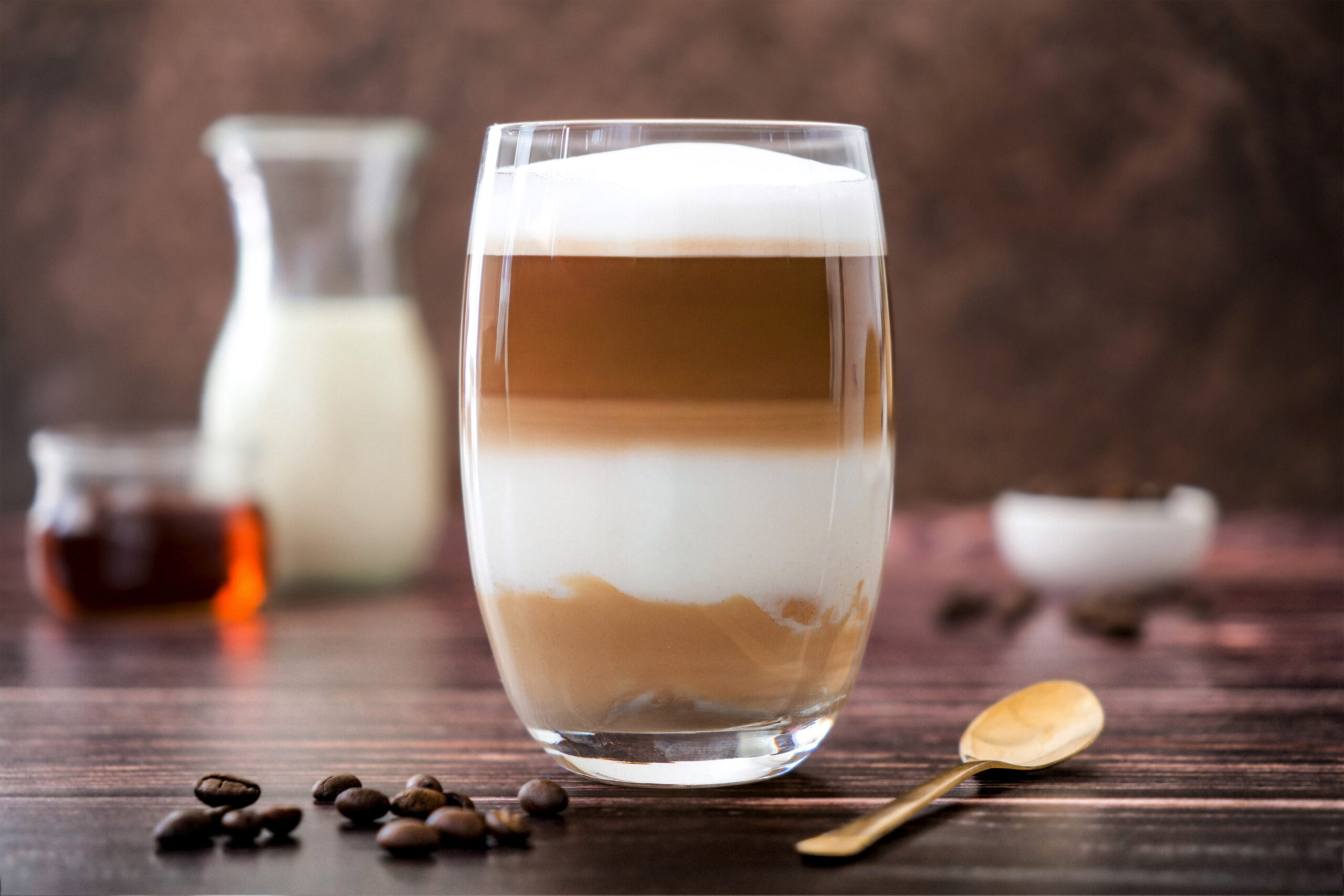 Verre de café latte à la mousse de lait épaisse