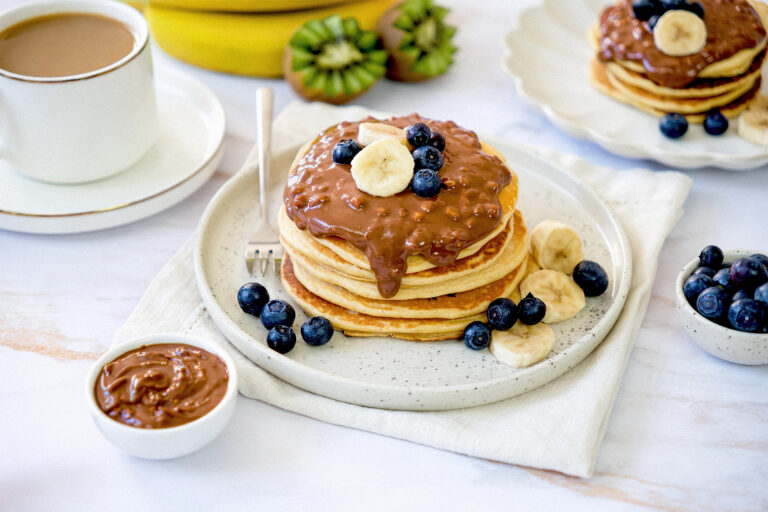 Pancakes nappés de pâte à tartiner Menguy's, banane et myrtilles