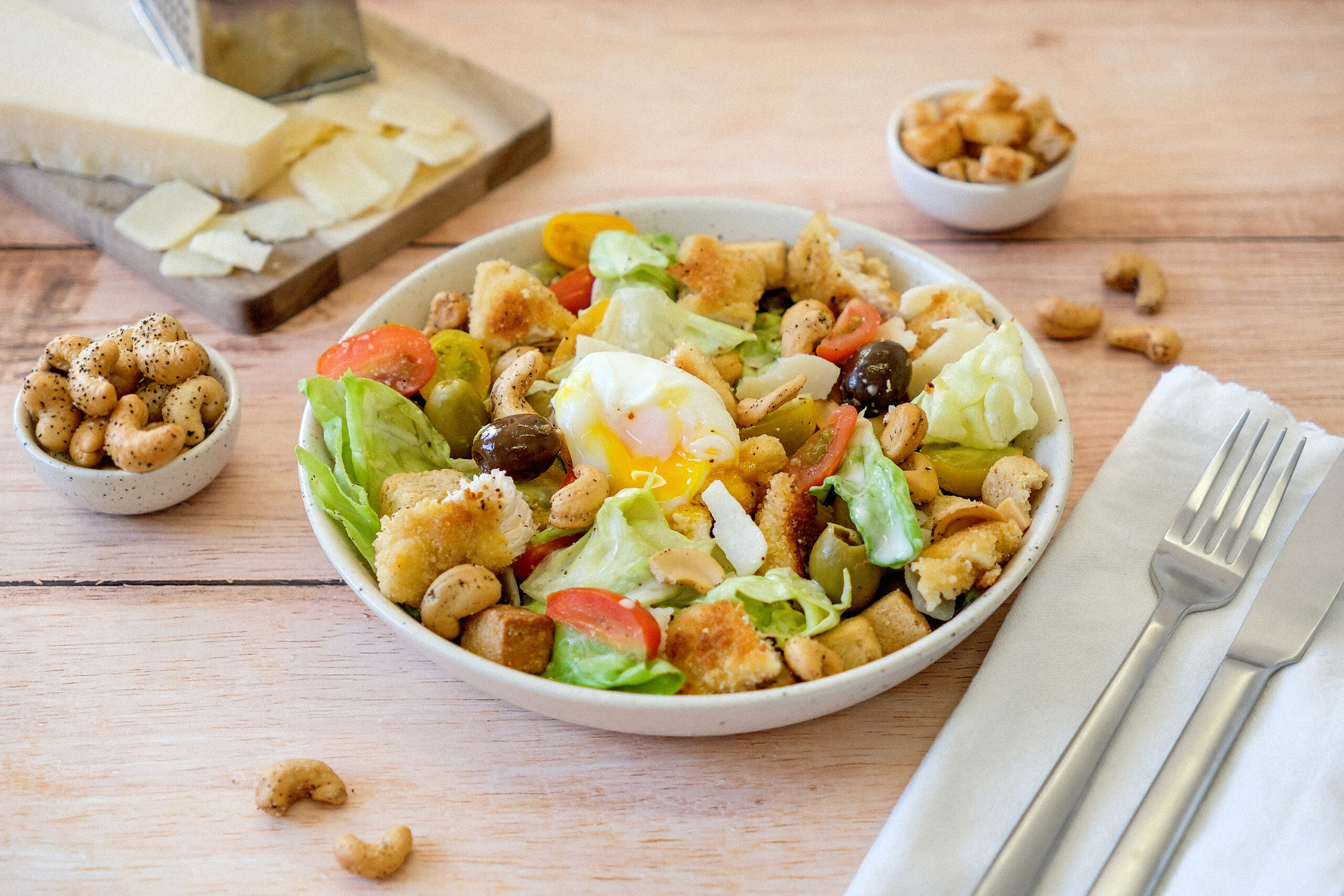 Salade Apéro Menguy's aux noix de cajou, croûtons, olives et œuf mollet