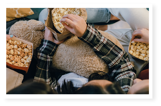 Personnes partageant du popcorn pour un Apéro convivial
