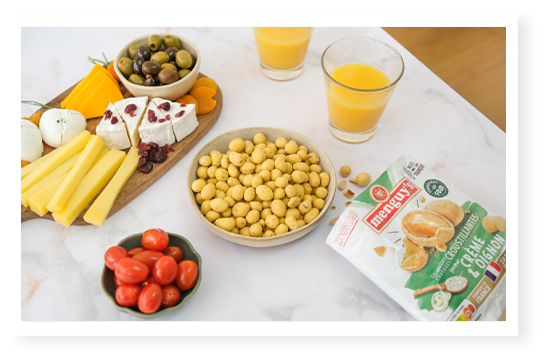 Apéro Menguy's : biscuits croustillants à l'oignon avec fromage et olives