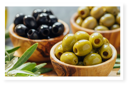 Olives vertes et noires en bols, Apéro Menguy's