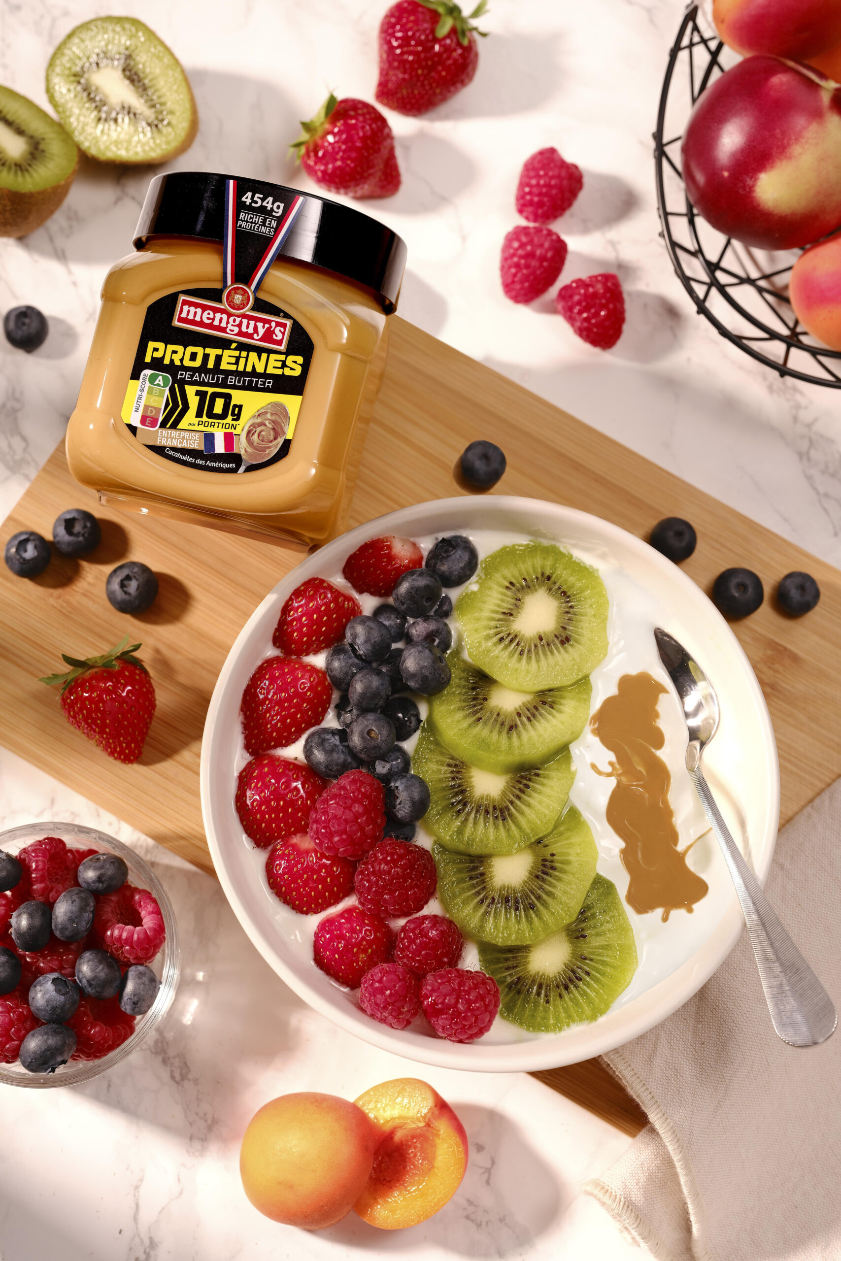 Bol de yaourt aux fruits avec beurre de cacahuète protéiné Menguy's