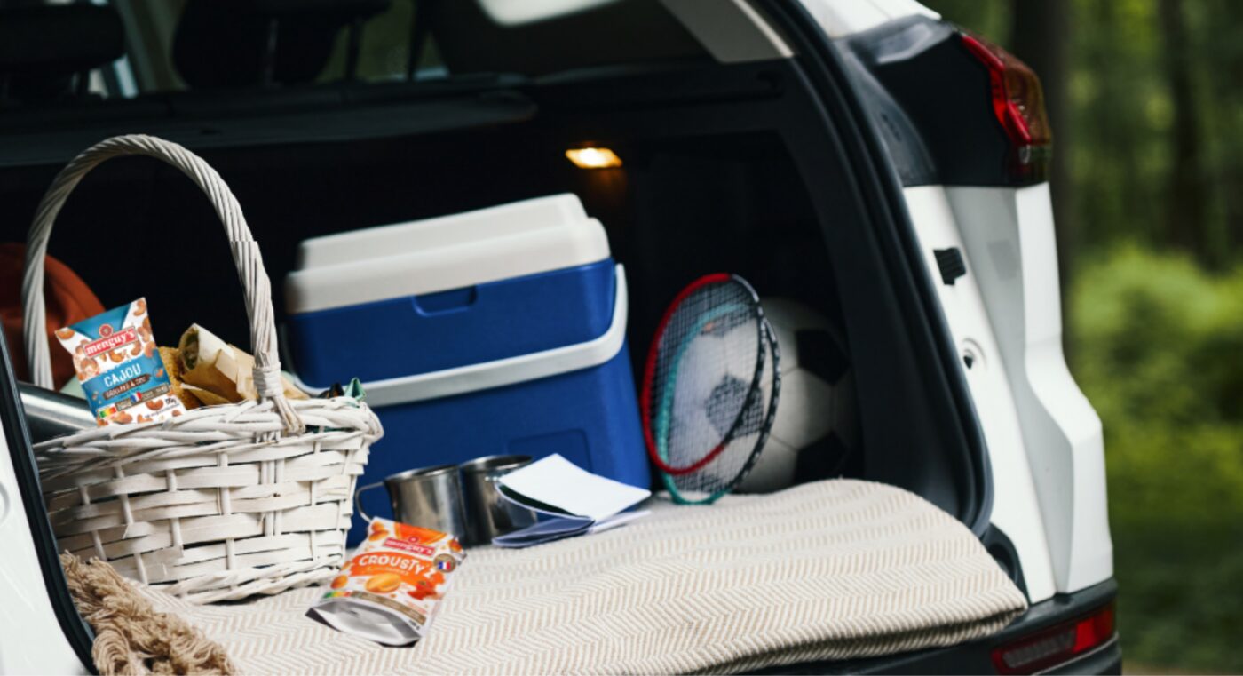 Panier d’Apéro avec snacks Menguy's dans le coffre d’une voiture