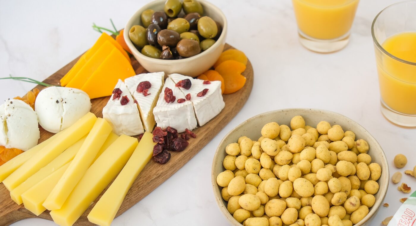 Planche Apéro avec fromages, olives et biscuits Menguy's