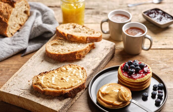 Tartines et pancakes au beurre de cacahuète Menguy's pour l’Apéro