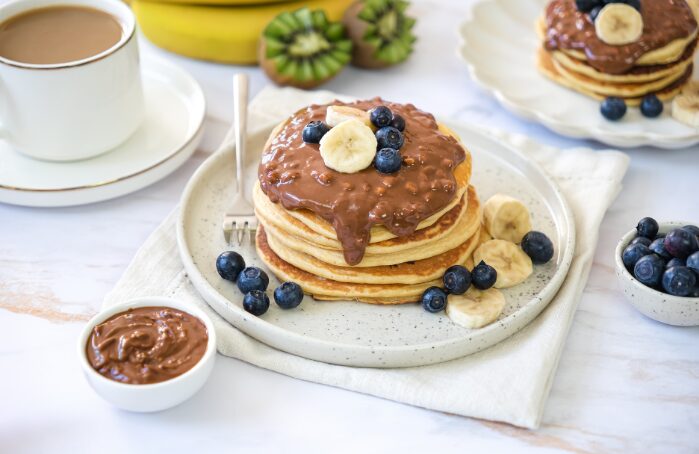 Pancakes nappés de chocolat, banane et myrtilles