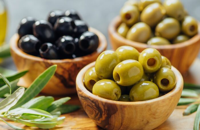 Olives vertes et noires pour l’Apéro dans des bols en bois Menguy's