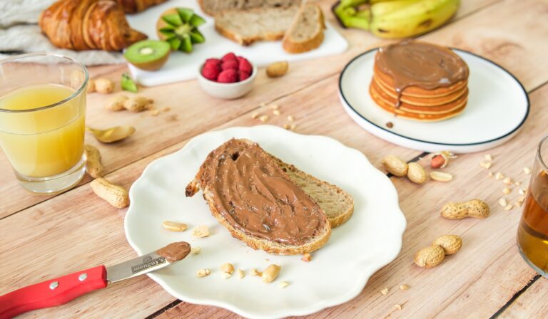 Tartine de pâte à tartiner Menguy's et cacahuètes pour l’Apéro
