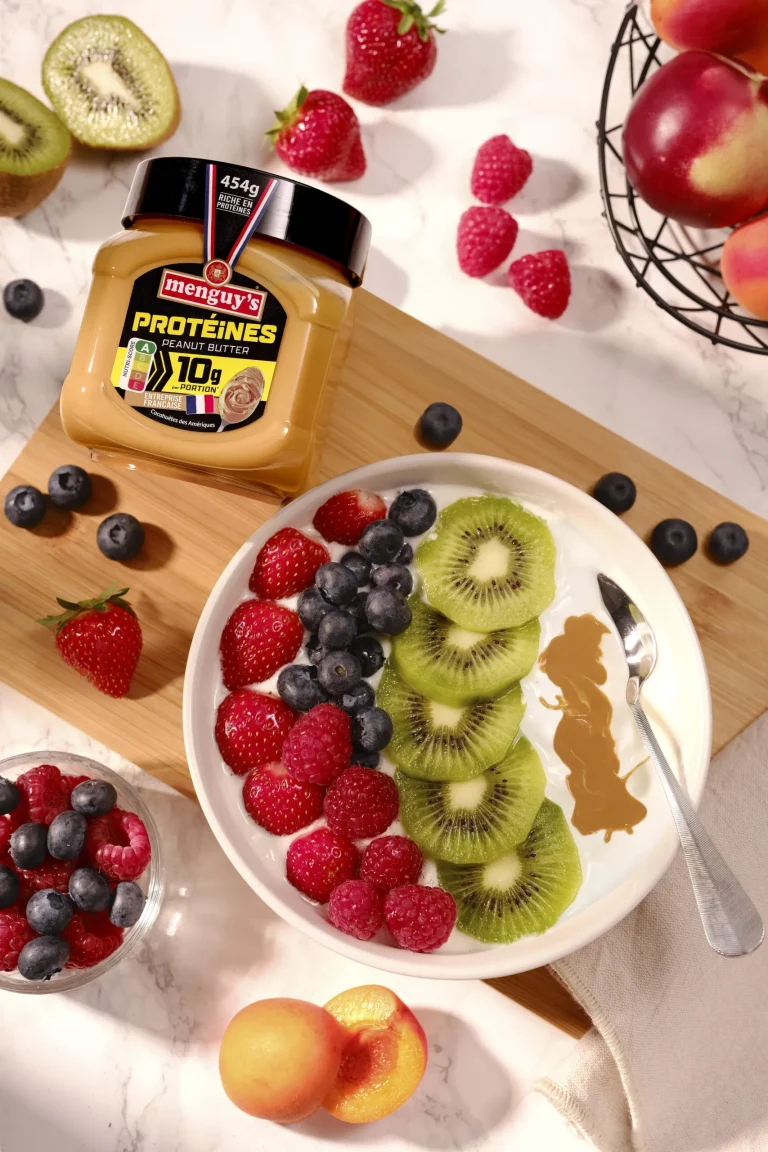 Bol de yaourt aux fruits et beurre de cacahuète protéiné Menguy's