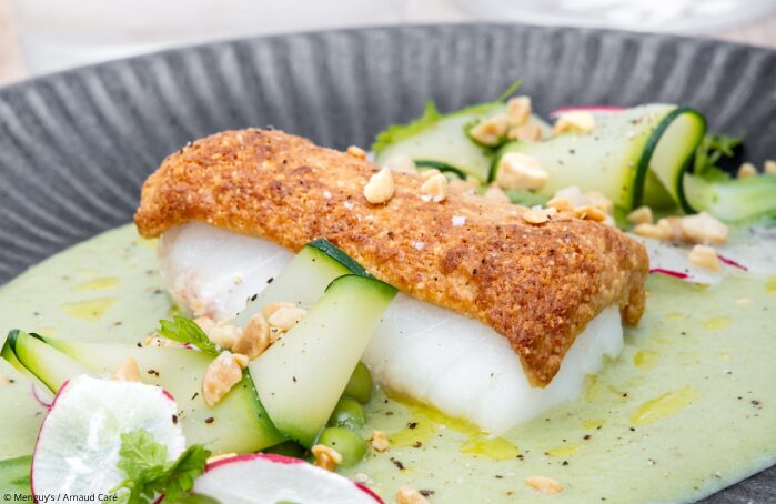 Filet de poisson en croûte avec courgette, radis et éclats de cacahuète