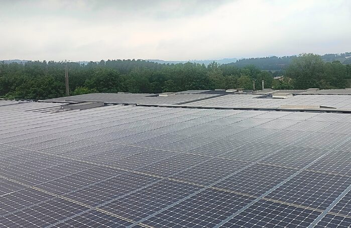 Panneaux solaires sur le toit de l’usine Menguy's Apéro
